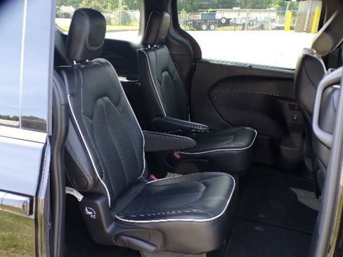 Used 2026 Chrysler Pacifica Limited FWD image 11