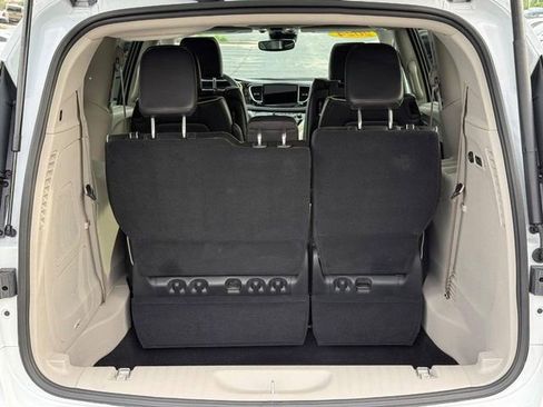 Used 2024 Chrysler Pacifica Limited w/ Uconnect Theater Family Group FWD image 7
