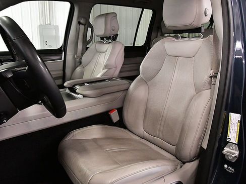 Used 2023 Jeep Wagoneer L Series III w/ Premium Group I image 27