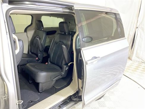 Used 2019 Chrysler Pacifica Touring-L image 29