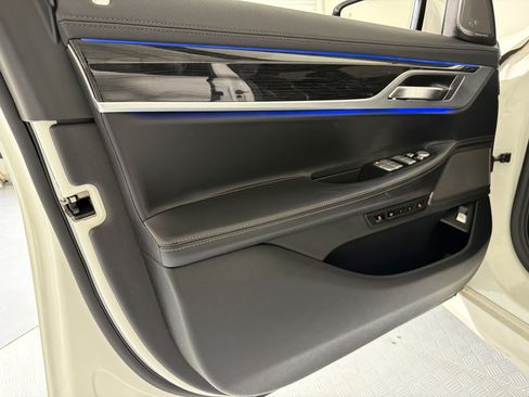Used 2020 BMW 740i xDrive w/ M Sport Package AWD/4WD image 10