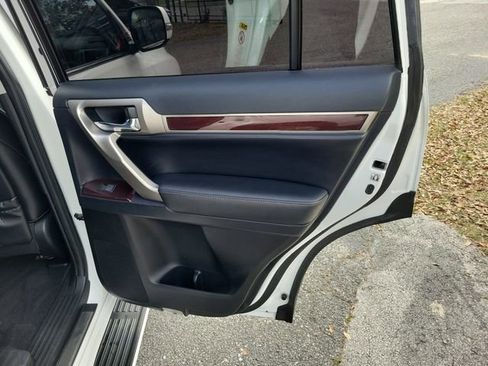 Used 2017 Lexus GX 460 Premium w/ Premium Package image 31