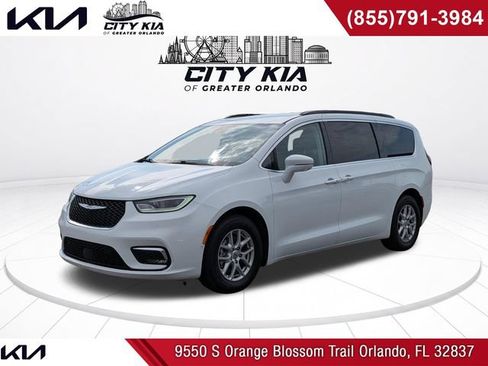Used 2022 Chrysler Pacifica Touring-L w/ Uconnect Theater Family Group FWD image 1