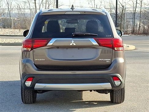 Used 2017 Mitsubishi Outlander SEL image 8