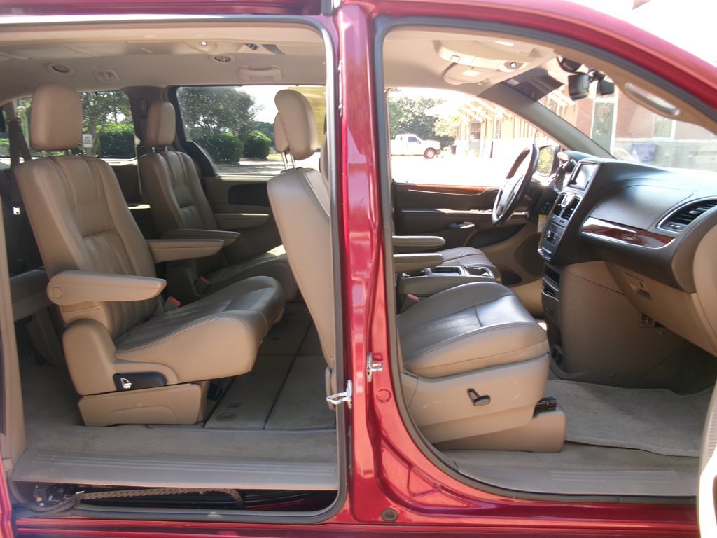 Used 2013 Chrysler Town & Country Touring-L w/ Driver Convenience Group FWD image 20