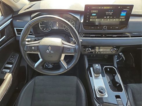 Used 2025 Mitsubishi Outlander SE image 18