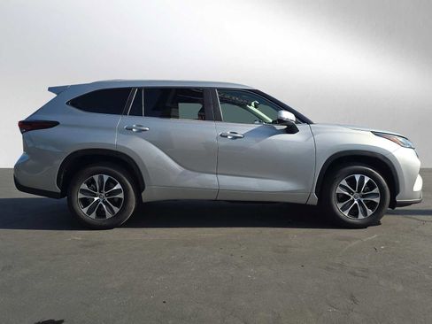 Certified 2025 Toyota Highlander XLE FWD image 2
