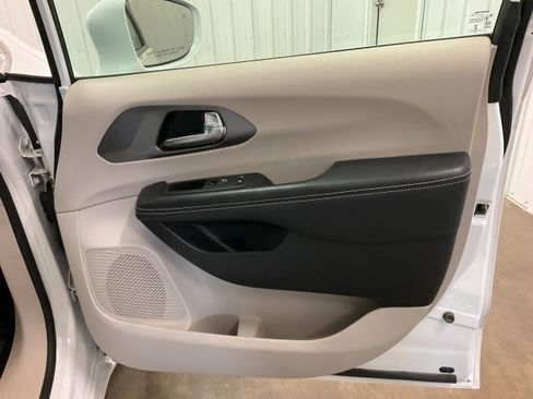 Used 2022 Chrysler Pacifica Touring-L FWD image 29