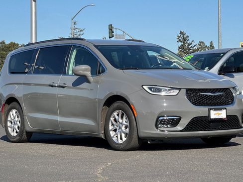 Used 2022 Chrysler Pacifica Touring-L image 2