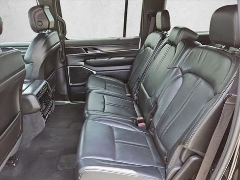 Used 2023 Jeep Wagoneer Series III w/ Preferred Equipment Group AWD/4WD image 18