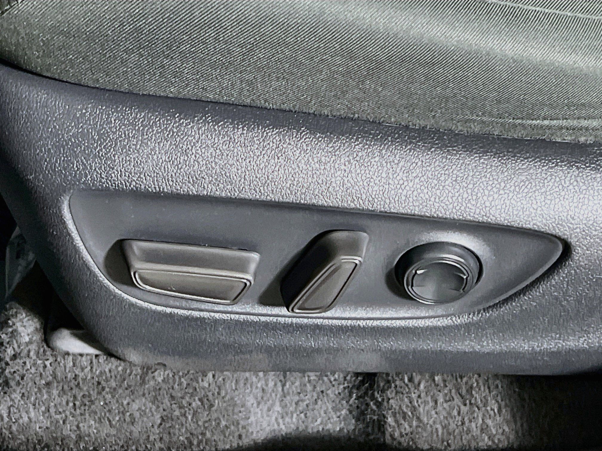 Used 2025 Toyota RAV4 XLE FWD image 16