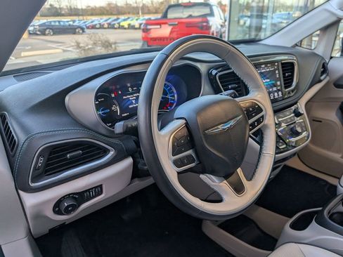 Used 2019 Chrysler Pacifica Limited w/ Advanced Safetytec Group image 9