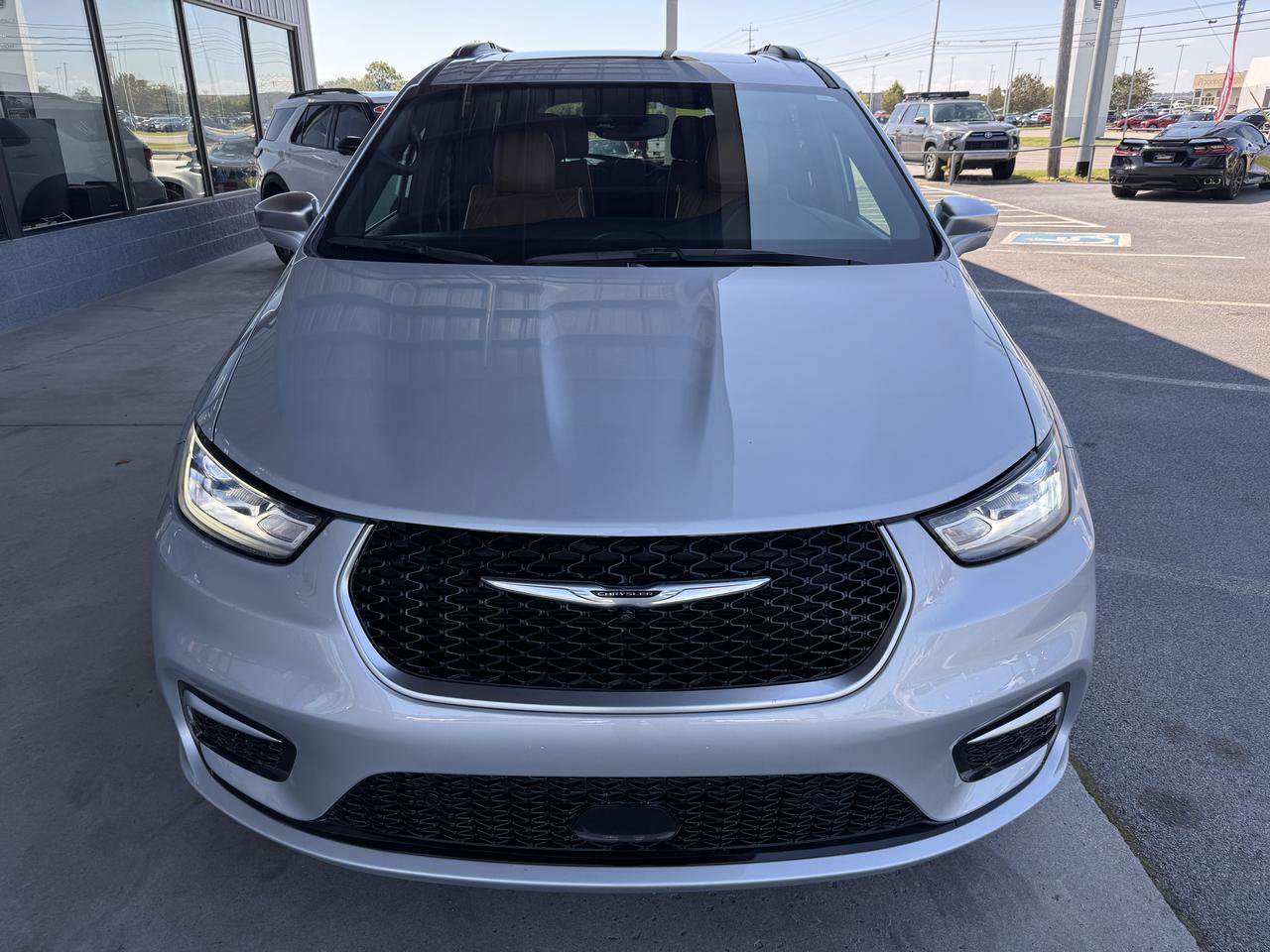 Used 2024 Chrysler Pacifica Pinnacle FWD image 2