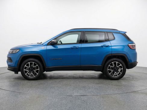 Used 2025 Jeep Compass Trailhawk AWD/4WD image 5