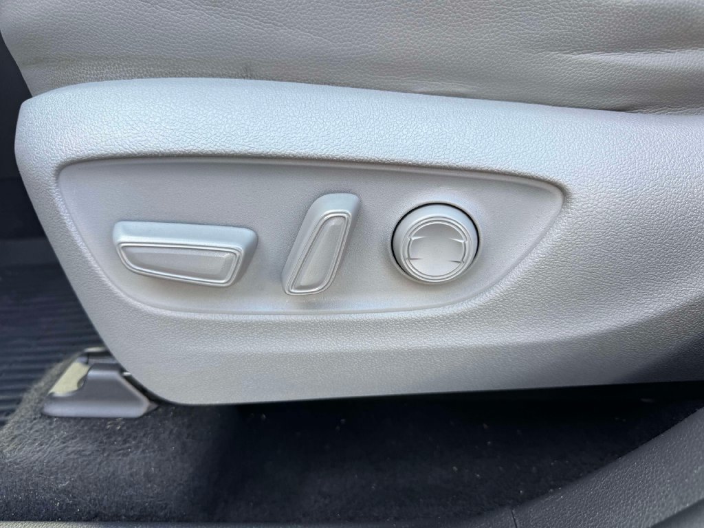 Used 2022 Toyota Highlander XLE AWD/4WD image 19