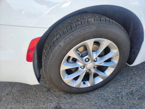 Used 2027 Chrysler Pacifica Limited FWD image 5