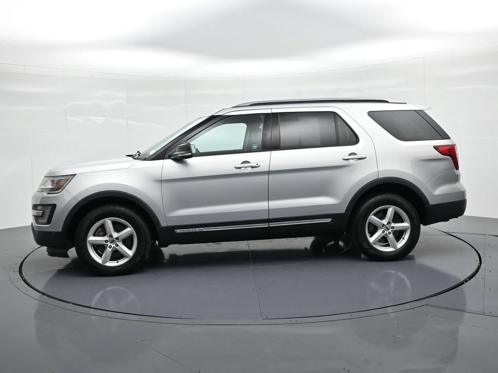 Used 2017 Ford Explorer XLT w/ Equipment Group 201A AWD/4WD image 9