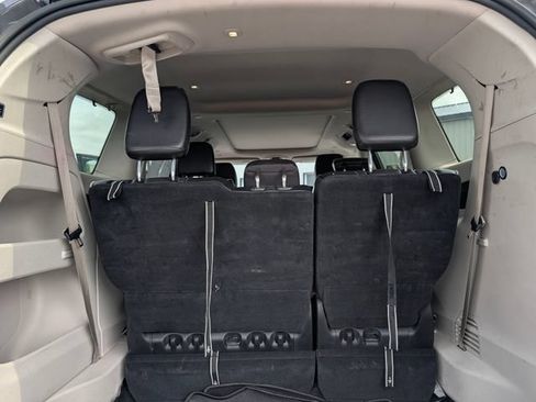 Used 2023 Chrysler Pacifica Limited FWD image 10
