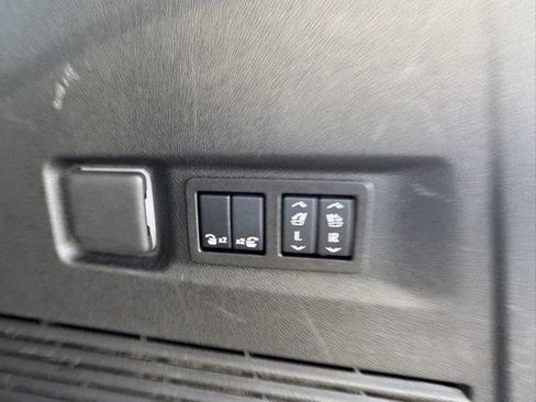 Used 2025 Chevrolet Suburban High Country image 35