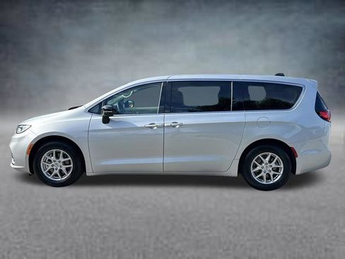 Used 2024 Chrysler Pacifica Touring-L FWD image 8