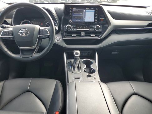 Used 2022 Toyota Highlander XLE image 17