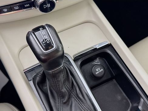 Used 2019 Volvo XC60 T5 Momentum w/ Multimedia Package AWD/4WD image 20