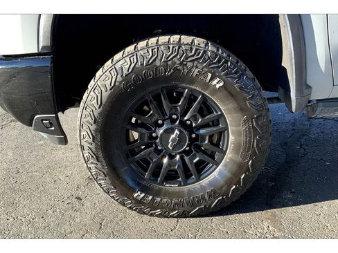 Used 2024 Chevrolet Silverado 2500 ZR2 w/ Technology Package image 10