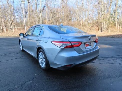 Used 2020 Toyota Camry LE image 4
