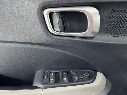 Used 2025 Hyundai Venue SEL FWD image 19