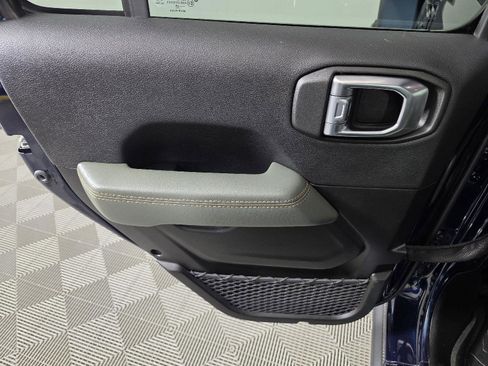 Used 2025 Jeep Gladiator Mojave image 18