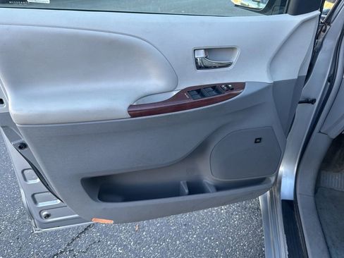 Used 2012 Toyota Sienna XLE image 43