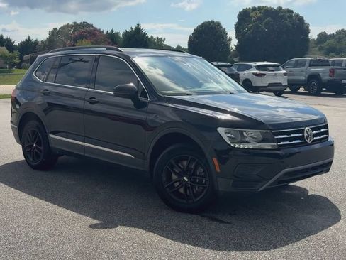 Used 2018 Volkswagen Tiguan SE w/ Panoramic Sunroof Package FWD image 2