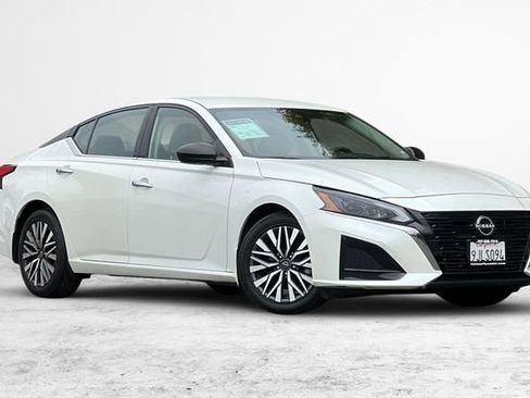 Used 2024 Nissan Altima 2.5 SV FWD image 2