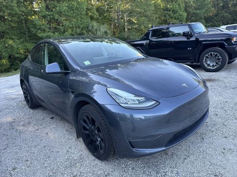 Used 2022 Tesla Model Y Long Range AWD/4WD image 2