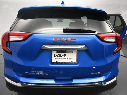 Used 2024 GMC Terrain SLT AWD/4WD image 9