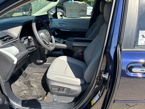 New 2026 Toyota Sienna XLE image 15