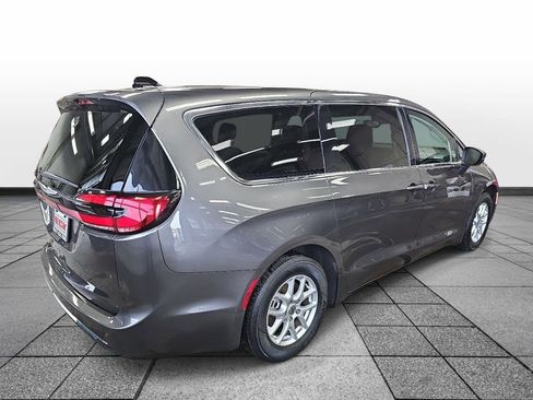 Used 2023 Chrysler Pacifica Touring-L FWD image 5