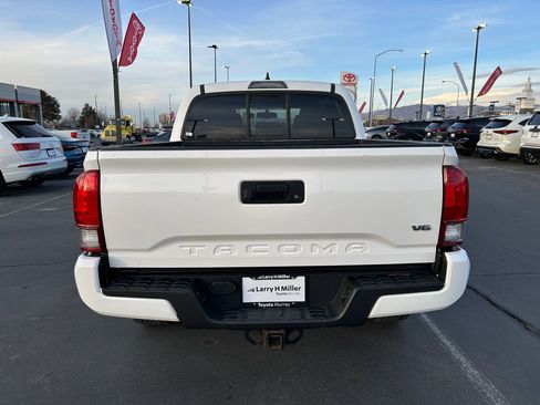 Used 2016 Toyota Tacoma TRD Sport image 4