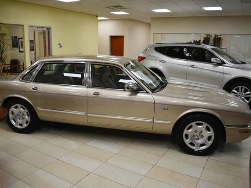 Used 2001 Jaguar XJ RWD image 4