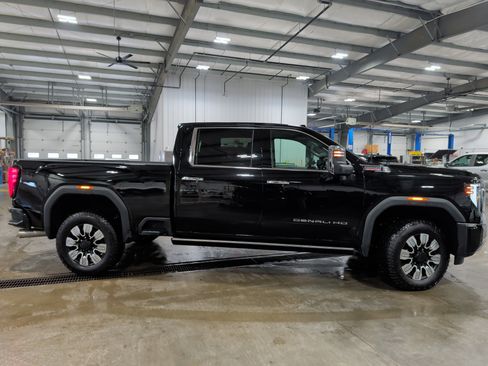 Used 2025 GMC Sierra 3500 Denali image 2