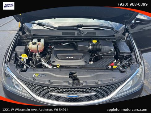 Used 2018 Chrysler Pacifica Touring Plus FWD image 36