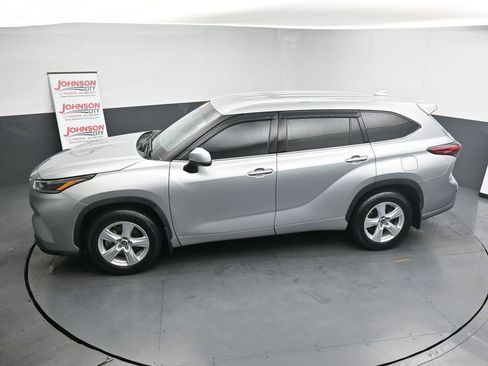 Used 2021 Toyota Highlander LE image 28
