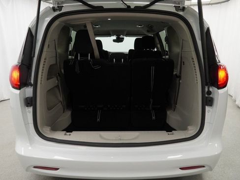 Used 2023 Chrysler Voyager LX image 38