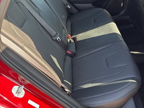 Certified 2023 Hyundai Elantra Limited w/ Preferred Accessory Package image 7