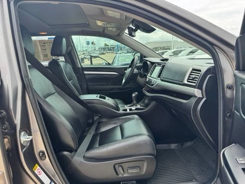 Used 2018 Toyota Highlander XLE w/ Protection Package #3 AWD/4WD image 15