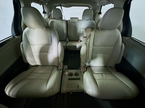 Used 2020 Toyota Sienna XLE FWD image 30