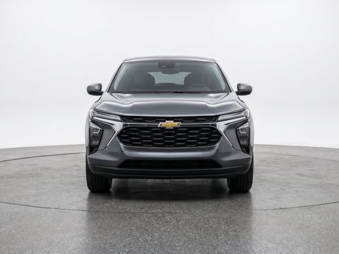Used 2025 Chevrolet Trax LT FWD image 2