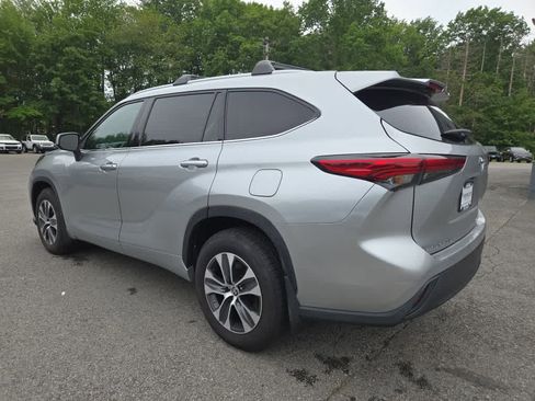 Used 2022 Toyota Highlander XLE AWD/4WD image 6