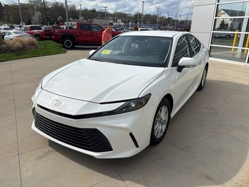 Used 2025 Toyota Camry LE image 3