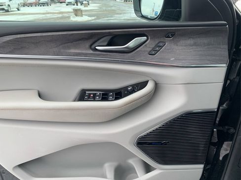 Used 2022 Jeep Grand Cherokee L Overland w/ Advanced Protech Group III image 17